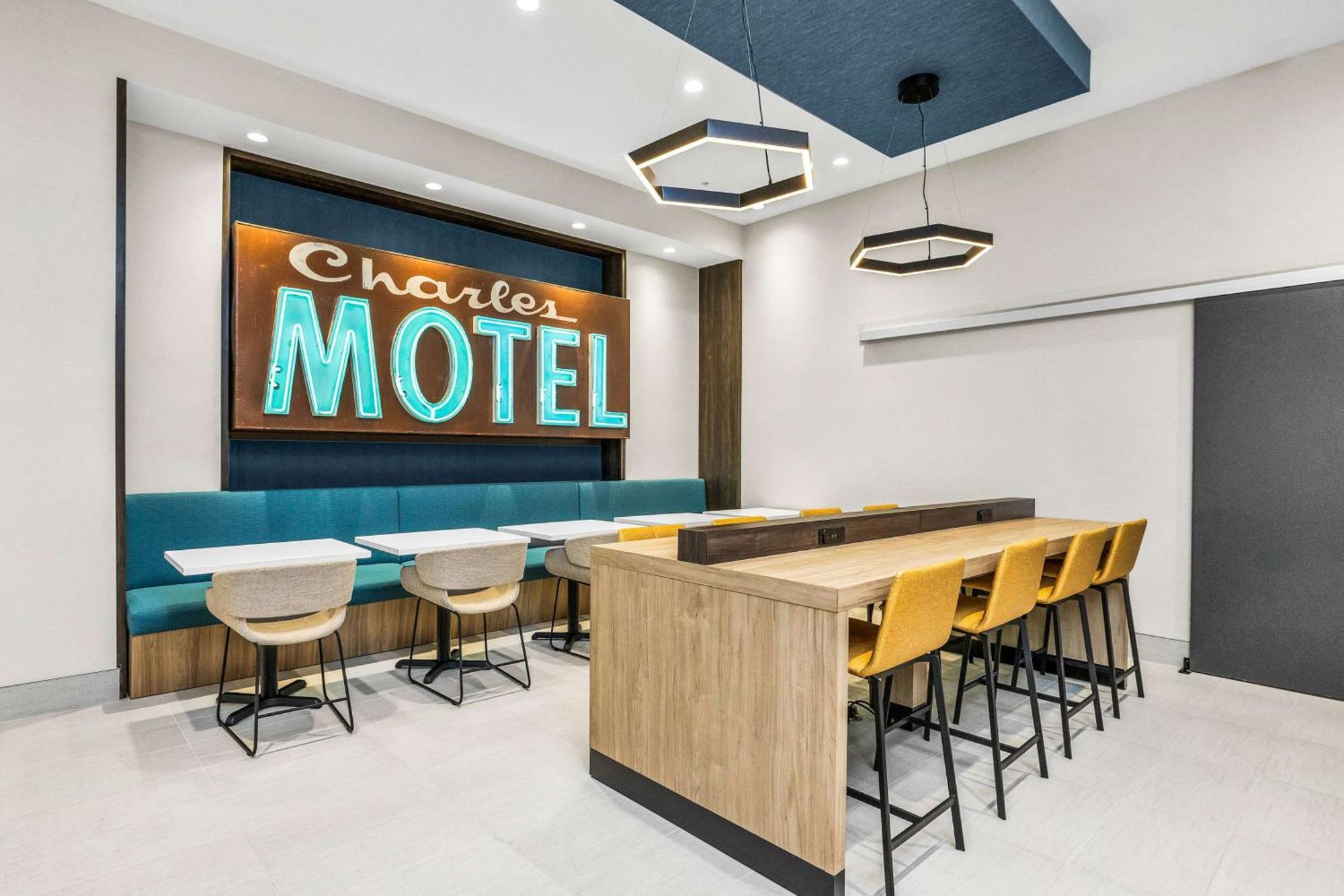La Quinta Inn & Suites By Wyndham San Jose Airport-Downtown Exterior photo